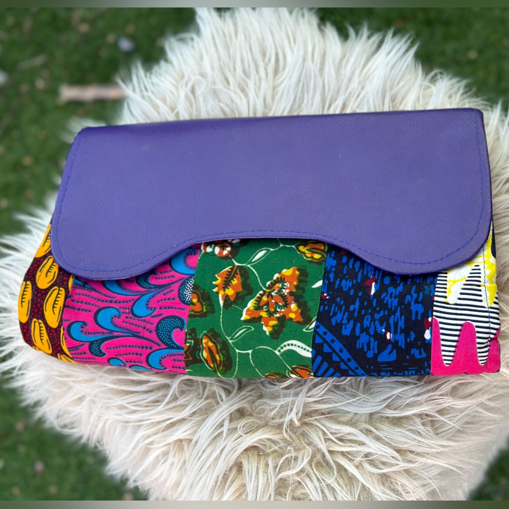 Clutch Purse with vibrant printed fabric. Vintage excellent condition